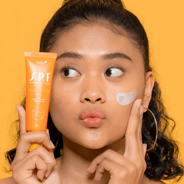 STUDIO TROPIK SPF 50+ PA++ Tinted Sunscreen Foto